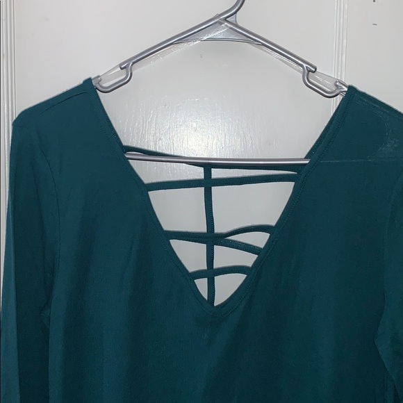 V neck with crisscross design 3/4 sleeved top - Picture 2 of 2